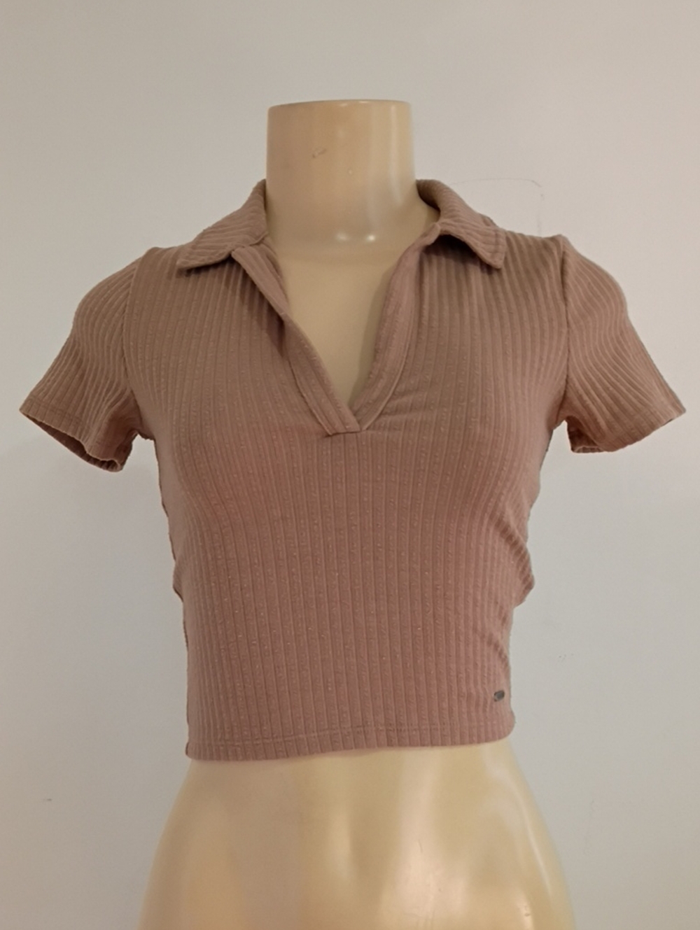 Hollister Ribbed Polo Crop Top in Dusty Mauve
